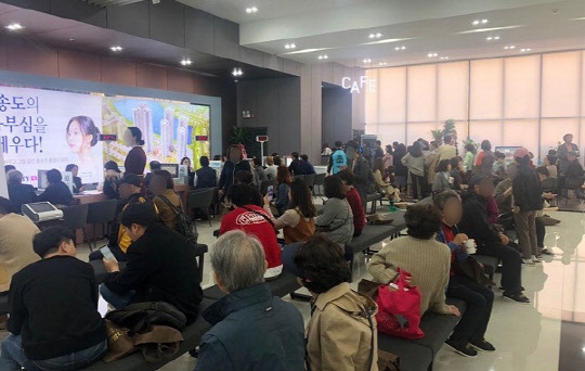 인천 송도국제도시와 검단신도시에서 동시에 분양이 진행되면서 청약자들의 '쏠림현상'이 두드러졌다. 송도는 수 만 건의 청약통장이 접수된 반면 최근 미분양을 소진하던 검단신도시는 다시 미분양 우려가 커졌다. 사진은 403세대 모집에 1순위 2만436건을 접수받은 송도국제도시 대방디엠시티 견본주택의 모습.   대방건설 제공